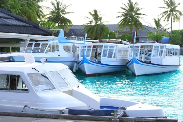 Boats at tropical resort — Stock Photo, Image