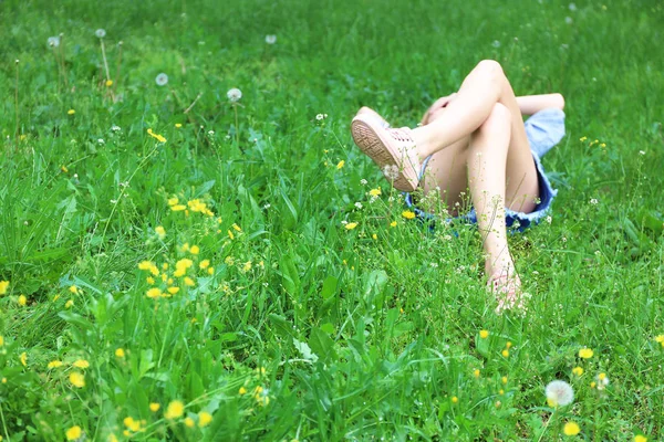 Çimenlerde uzanan kadın