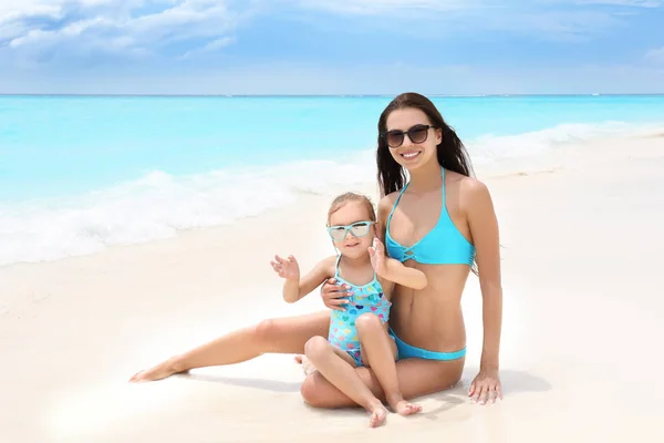 Söt Liten Flicka Med Mamma Stranden — Stockfoto