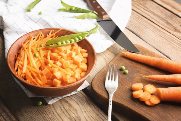 Schüssel mit leckerem Karottensalat auf dem Tisch — Stockfoto