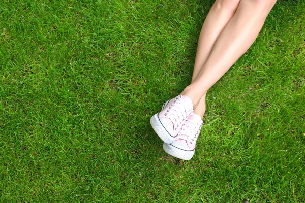 Zapatillas De Deporte Blancas En Las Piernas De Niña En El Césped Durante  El Día Soleado De Verano Sereno Fotos, retratos, imágenes y fotografía de  archivo libres de derecho. Image 24070704