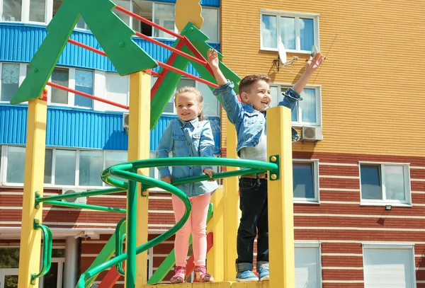 Spelende kinderen op de speelplaats — Stockfoto