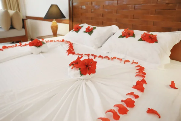 Кровать украшена цветами — стоковое фото