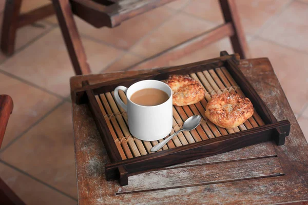 Tablett mit leckerem Frühstück — Stockfoto