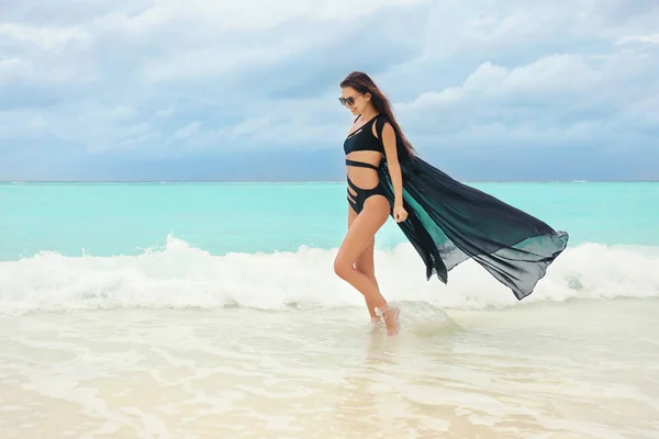 Belle jeune femme sur la plage en station balnéaire — Photo