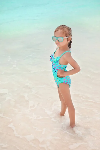 Menina bonito na praia do mar — Fotografia de Stock