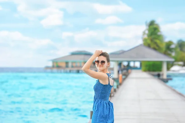 A ponton a tengerparton a gyönyörű fiatal nő — Stock Fotó