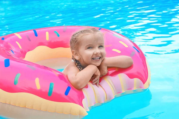 Söt Liten Flicka Med Uppblåsbara Donut Poolen — Stockfoto