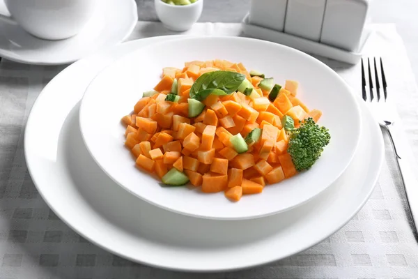 Placa redonda branca com deliciosa salada de cenoura na mesa — Fotografia de Stock