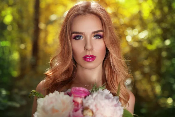 genç kadın peonies buket