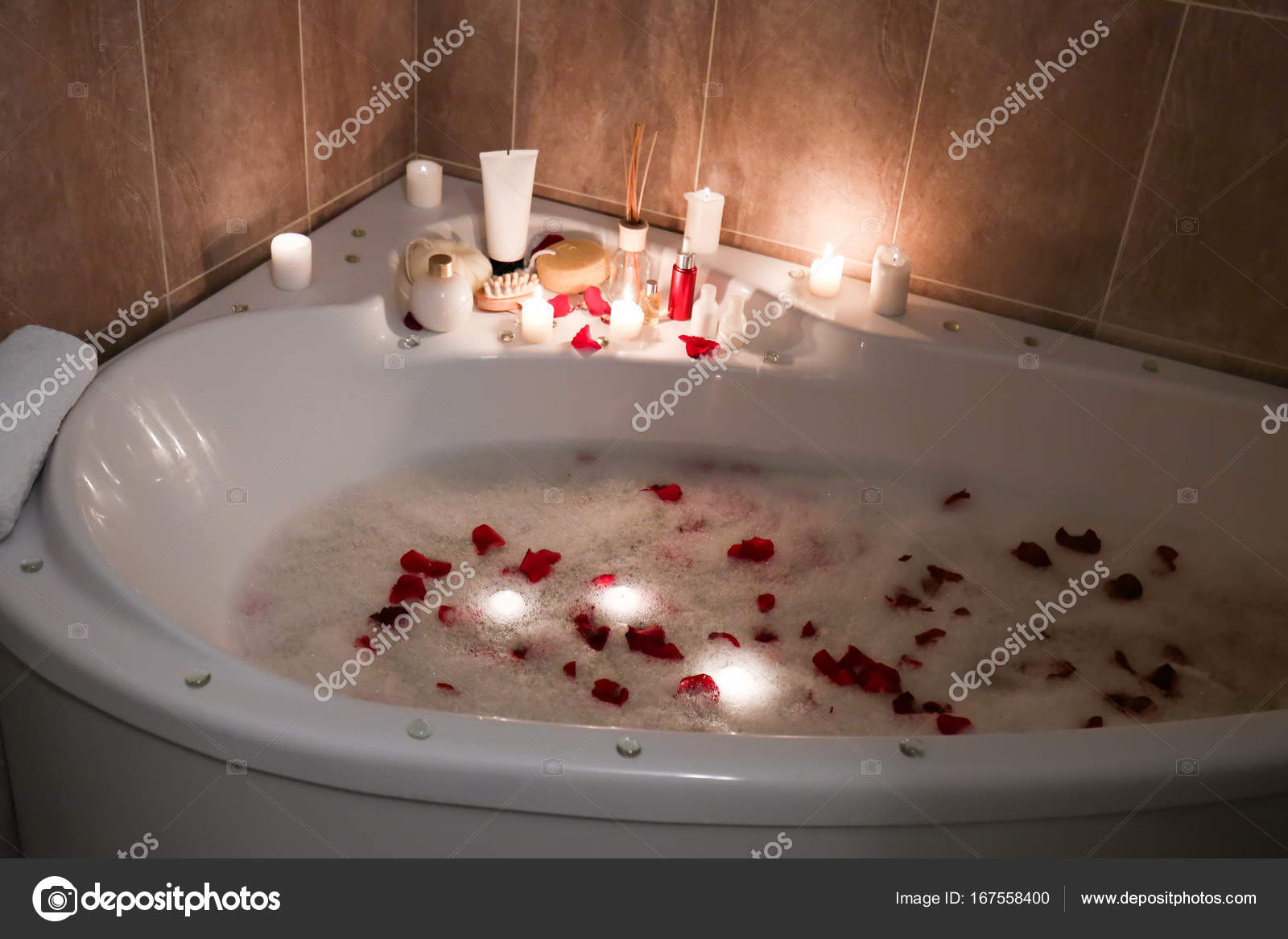 Vasca da bagno con schiuma e petali di rosa — foto stock ... Vasca da bagno romantica