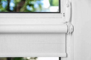 Plastik pencere üzerinde beyaz stor perde