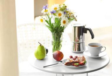 Lezzetli kahvaltı ile tablo 