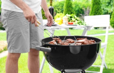 Kaburga pişirme adam 