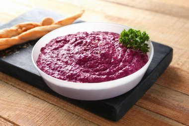 lezzetli kremsi pancar humus 