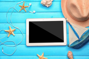 Tablet ve ahşap zemin üzerine şapka ile kompozisyon. Tatil kavramı