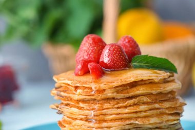 Bal ve çilek, ile lezzetli gözleme yakın çekim