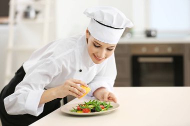 genç kadın aşçı 