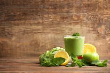 Taze yeşil smoothie ile kompozisyon