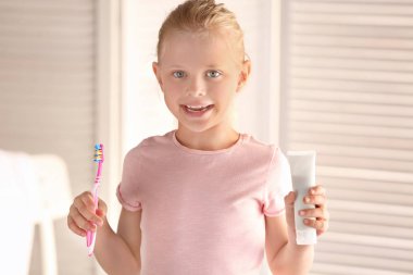 Diş fırçası ve evde salçası ile sevimli küçük kız. Temizleme diş kavramı
