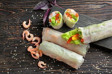 Ahşap arka plan üzerinde lezzetli Çin böreği