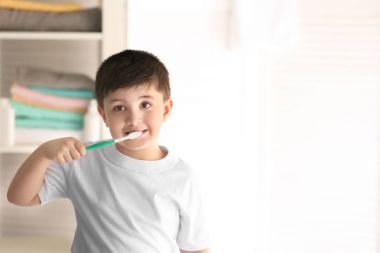 Sevimli küçük çocuk evde Diş Temizleme