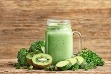 Taze yeşil smoothie ile kompozisyon