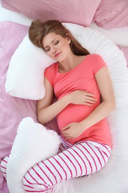 Uyuyan hamile kadın