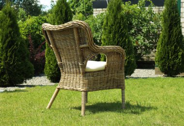 Çimenlerin üzerinde rahat sandalye