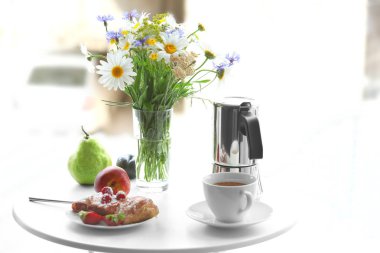 Lezzetli kahvaltı ile tablo 