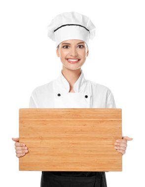 Beyaz arka plan üzerinde ahşap pano ile genç kadın Şef