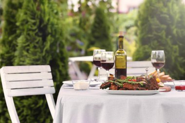 Lezzetli kaburga hizmet