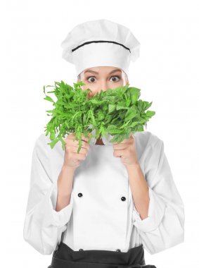 Beyaz arka plan üzerinde otlar ile genç kadın Şef