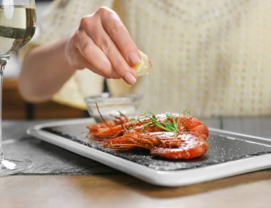 Karides kadın sıkma limon 