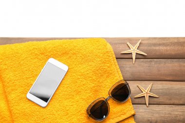 Telefon ve güneş gözlüğü ile kompozisyon 