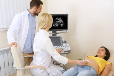 Doktorlar hamile kadın ultrason muayenesinden Kliniği iletken
