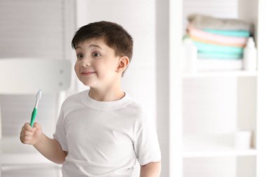 Evde diş fırçası ile şirin küçük çocuk. Temizleme diş kavramı