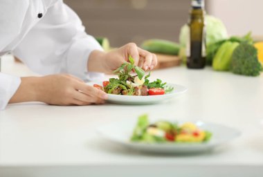 genç kadın aşçı 