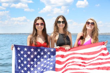 Bikinili güzel genç kadın denizde tatil