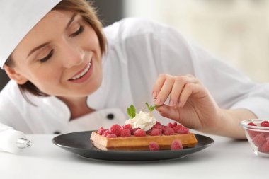 Kadın Şef tatlı dekorasyon 