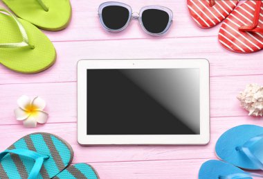 Tablet ve güneş gözlüğü ile kompozisyon 