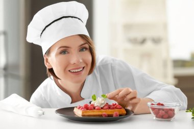 Kadın Şef tatlı dekorasyon  