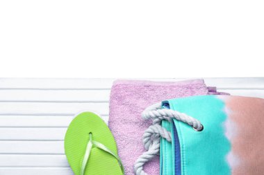 ahşap tahta üzerinde plaj aksesuarları