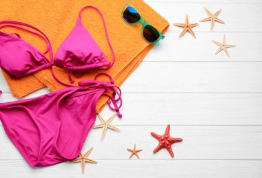 Ahşap arka plan üzerinde plaj aksesuarları. Tatil kavramı