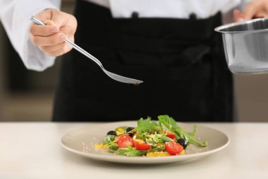 genç kadın aşçı 