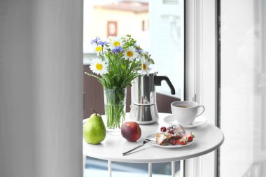 Lezzetli kahvaltı ile tablo 