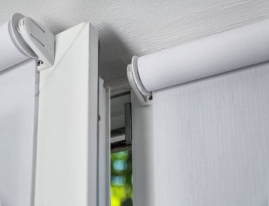 Plastik pencere üzerinde beyaz stor perde