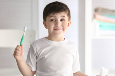 Diş fırçası ve evde salçası şirin küçük çocuk. Temizleme diş kavramı