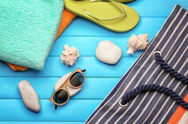 Ahşap arka plan üzerinde plaj aksesuarları. Tatil kavramı