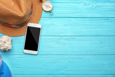 Smartphone ve şapka ile kompozisyon 